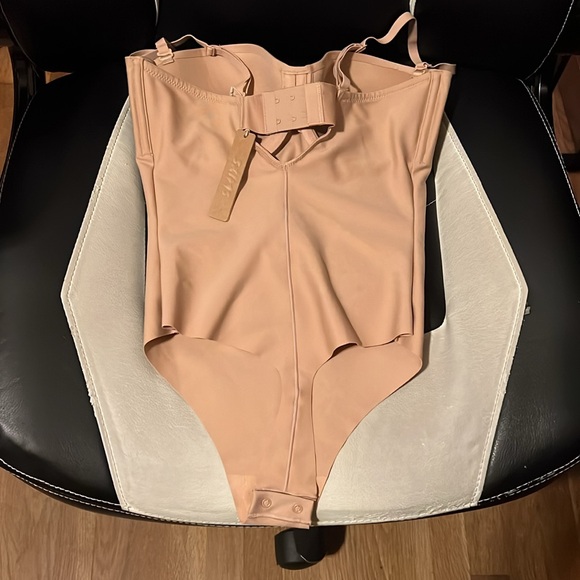 SKIMS BODY UNDERWIRE THONG BODYSUIT CLAY - Picture 2 of 3